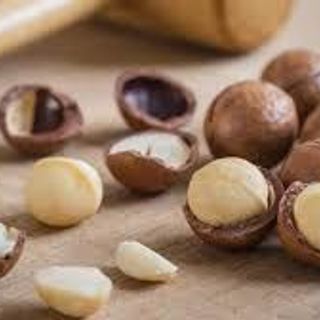 Macca happy (hạt macca nứt vỏ 500g)( loại 1 có tặng dụng cụ tách vỏ)