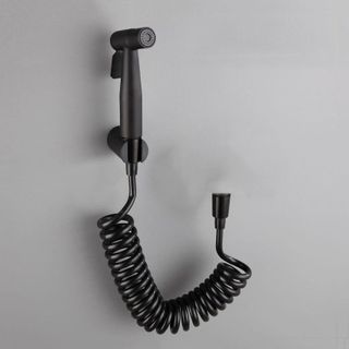 Vòi xịt vệ sinh màu đen, làm bằng inox 304, sơn tĩnh điện bề mặt, dây thiết kế dạng dây xoắn ngắn, có thể kéo dài, dễ sử dụng