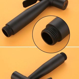 Vòi xịt vệ sinh màu đen, làm bằng inox 304, sơn tĩnh điện bề mặt, dây thiết kế dạng dây xoắn ngắn, có thể kéo dài, dễ sử dụng