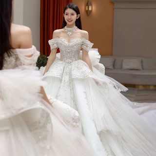 Váy Cưới Công chúa Vai Trễ Tà Tầng đuôi 3m Mang sự trẻ Trung, Tinh tế sang trọng ( Hàng, Giá Tận xưởng )