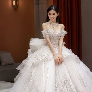 Váy Cưới Công chúa Vai Trễ Tà Tầng đuôi 3m Mang sự trẻ Trung, Tinh tế sang trọng ( Hàng, Giá Tận xưởng )