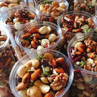 Mix 7 loại hạt dinh dưỡng - 500g : Macca, óc chó vàng, óc chó đỏ, hạnh nhân, bí xanh, nho vàng