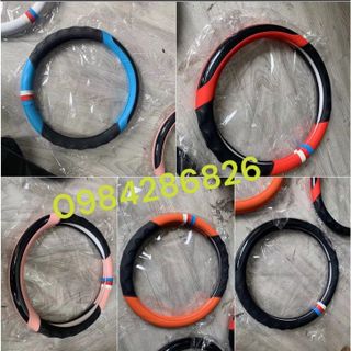 Bọc vô lăng ô tô 3 sọc thể thao - da xịn vân carbon phối da nhiều màu phù hợp với size 38cm cho xe hơi 4 đến 7 chỗ