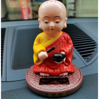 Tượng Chú Tiểu Gõ Mõ đứng sử dụng năng lượng mặt trời gật đầu gõ mõ,tramg trí nhà cửa xe ô tô