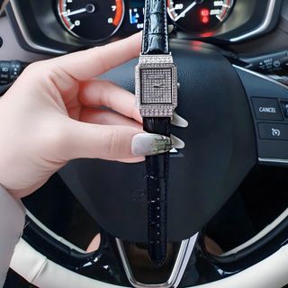 SALE: ĐỒNG HỒ DA CAO CẤP NỮ MẶT
HỘT XOÀN