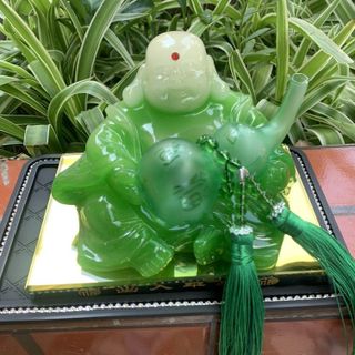 Tượng di lặc cầm hồ lô đặt táp lô xe ô tô biểu tượng cho sự an lạc, vui vẻ, may mắn chất liệu đá ngọc cao cấp