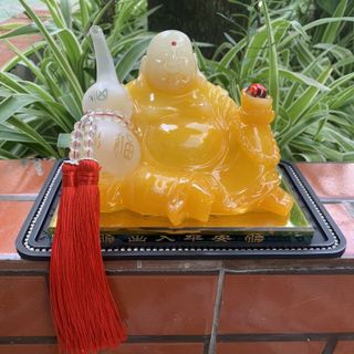 Tượng di lặc cầm hồ lô đặt táp lô xe ô tô biểu tượng cho sự an lạc, vui vẻ, may mắn chất liệu đá ngọc cao cấp