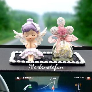 Trang trí taplo - Búp bê Thiên Thần Anne đặt bàn học văn phòng làm việc mang lại cảm giác bắt mắt khi bước vào xế yêu