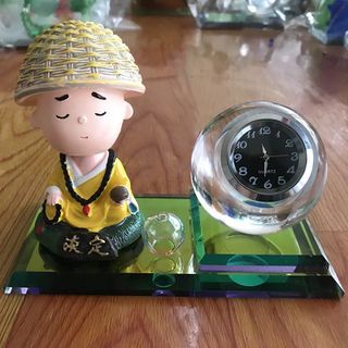 Trang trí taplo - Sét Tượng Tu sĩ bình an + đồng hồ pha lê có tặng nước hoa và thảm chống trượt