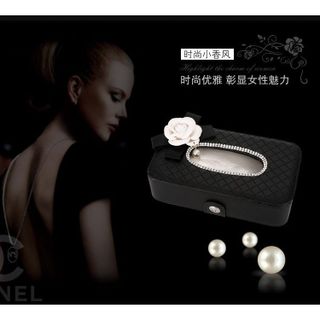 Hộp giấy ăn Hoa Trà trắng bọc da PU cao cấp đính đá để ô tô - hộp đựng giấy