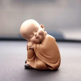 Tượng chú tiểu áo vàng an nhiên tự tại trang trí tiểu cảnh chậu cây phòng làm việc ô tô,taplo ô tô