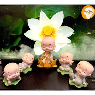 Trang trí taplo - Tượng sư thầy và 4 chú tiểu ngồi thiền lá sen - Phật ở đâu bình yên ở đó - Mộc Lan Phụ Kiện Xế Yêu