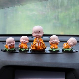 Trang trí taplo - Tượng sư thầy và 4 chú tiểu ngồi thiền lá sen - Phật ở đâu bình yên ở đó - Mộc Lan Phụ Kiện Xế Yêu