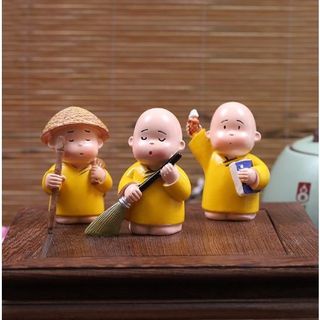 Trang trí taplo - Sét 3 chú tiểu áo vàng quét rác,mang lại an nhiên thanh tịnh - tượng mini để bàn học và bàn làm việc