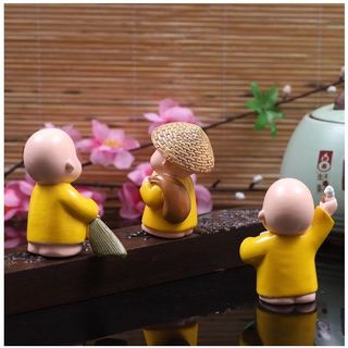 Trang trí taplo - Sét 3 chú tiểu áo vàng quét rác,mang lại an nhiên thanh tịnh - tượng mini để bàn học và bàn làm việc