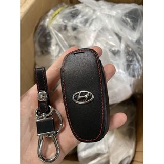 Bao da chìa khoá xe hơi Hyundai SantaFe 2021 2022 phiên bản mới nhất - viền chỉ đỏ