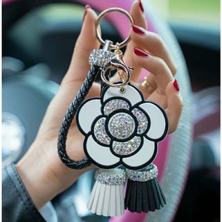 Khánh treo gương hoa trà đính đá sang trọng thời trang tặng kèm nước hoa ô tô