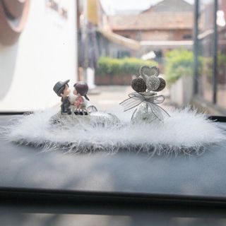 Set tình yêu đôi trai gái ngồi ô tô + thảm lông + lọ bóng trái tim - otofunmoclan valentine