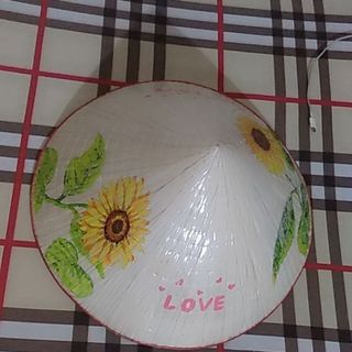 Nón lá vẽ hoa trang trí