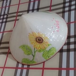 Nón lá vẽ hoa trang trí