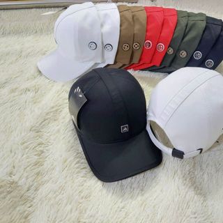 Nón kết hình vuông nhỏ chính giữa viền trắng CQ