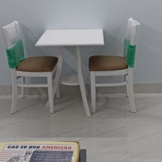 Bàn ghế gỗ cao su trang trí quán Cafe sữa căn hộ dịch vụ