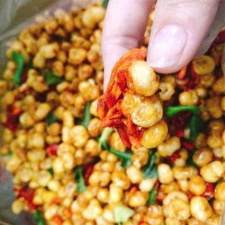 BẮP SẤY MIX KHÔ GÀ LÁ CHANH THƠM NGON 400G - WINNIE HOUSE