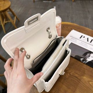 Túi xách nữ đeo chéo phiên bản thiết kế dây gắn quả chuông điều chỉnh ngắn dài tùy ý