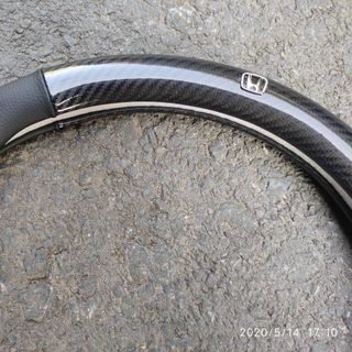 Bọc da vô lăng cacbon có logo MAZDA