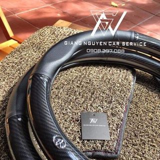 Bọc vô lăng cacbon logo VINFAST - bọc vô lăng xe ô tô 4-7 chỗ ngồi