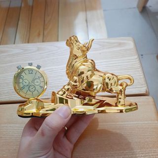 Tượng Trâu vàng phong thủy để xe ô tô - Biểu tượng của may mắn, tài lộc tặng kèm nước hoa ô tô
