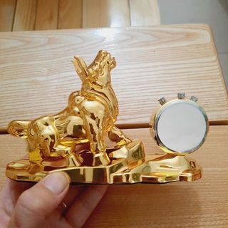 Tượng Trâu vàng phong thủy để xe ô tô - Biểu tượng của may mắn, tài lộc tặng kèm nước hoa ô tô