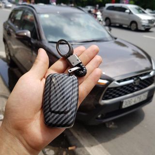Bao carbon chìa khóa ô tô Toyota Corolla Cross nhựa ABS vân Carbon kèm móc đeo INOX