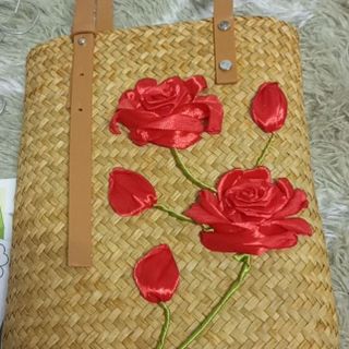 Túi xách cỏ bàng quai da bẹt hoa hông đỏ