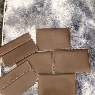 Ví đựng giấy tờ trên xe ô tô có logo các hãng