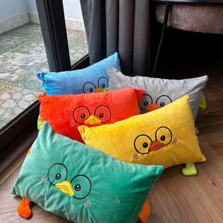 Gối nằm cho bé vải nỉ nhung mềm mịn , ruột bông tinh khiết mềm êm.