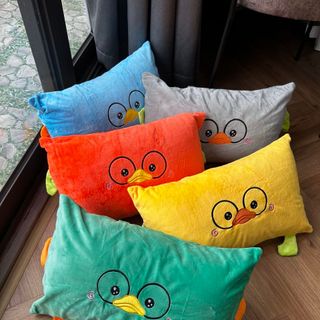 Gối nằm cho bé vải nỉ nhung mềm mịn , ruột bông tinh khiết mềm êm.