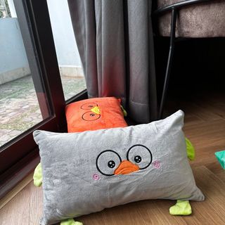 Gối nằm cho bé vải nỉ nhung mềm mịn , ruột bông tinh khiết mềm êm.
