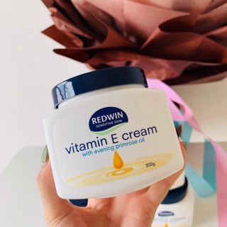 Kem dưỡng da mềm mịn Redwin Vitamin E Cream 300g của Úc