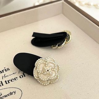 Kẹp mái hoa trà trắng đen phong cách Hàn Quốc