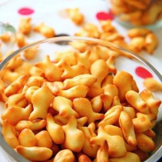 BÁNH QUY CÁ MẶN BƠ SỮA THƠM NGON 500G - WINNIE HOUSE