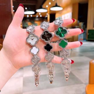 Đồng hồ lắc mẫu mới lên tay siêu sang