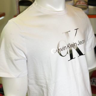 Áo thun trắng chữ vàng