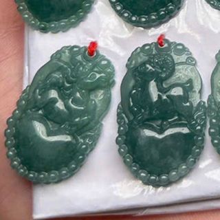 Mặt Ngọc Lam tư nhiên, chạm 12 con giáp ( kèm dây đeo )