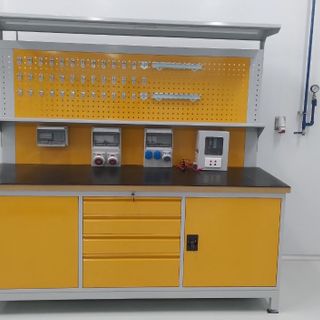 Bàn thao tác/Workbench có bảng treo dụng cụ