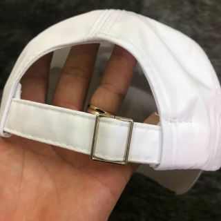 Nón lưỡi trai có số 96 trong hình bầu dục CQ