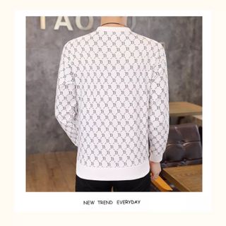 áo tay sweater trắng kem in toàn thân hot nhất hiện nay