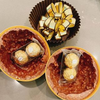 Socola Ferrero Rocher quả cầu cột nơ vàng 240gr có 4 viên bên trong nhập Mỹ