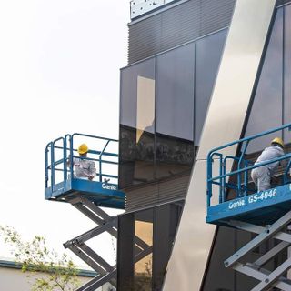So sánh xe nâng người với giàn giáo truyền thống