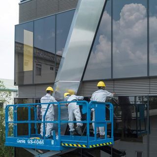 So sánh xe nâng người với giàn giáo truyền thống